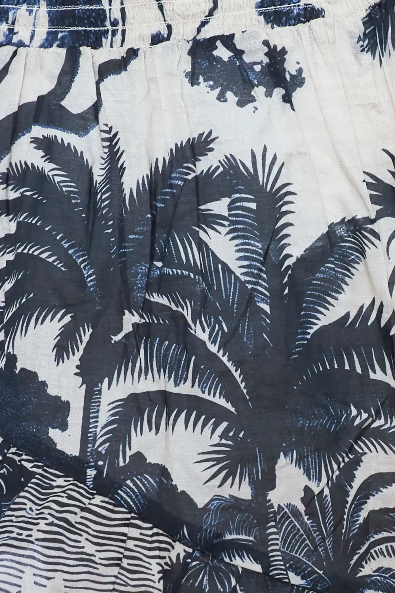 Close up of the eden short in Bermuda Toile. 