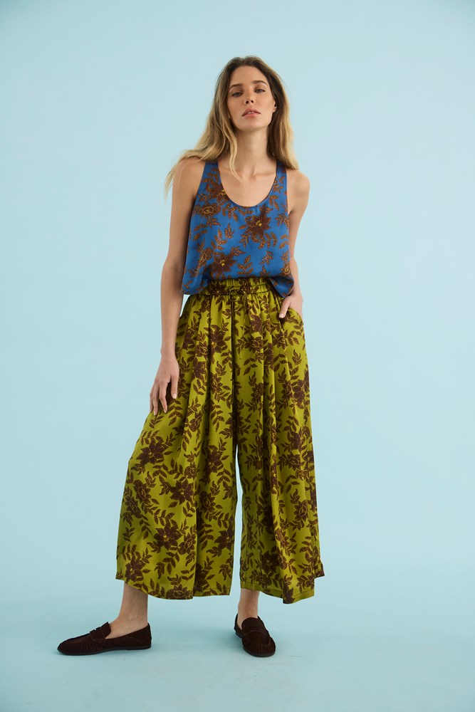 The Carsyn Tank in Wild Vine Blue paired with the Whisper Pant in Wild Vine Lime. 