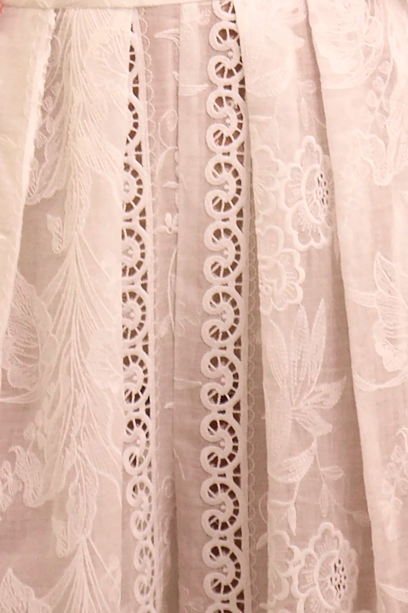 Close up of the Calloway Pant in White. 
