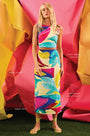 A midi pencil silhouette in our Stroke of Spring print. With a clean back vent and zipper closure.