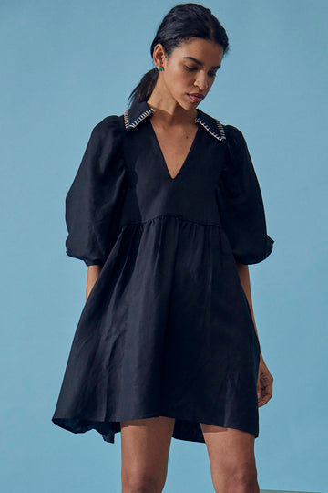 The Noah shift dress with a contrast whipstitch collared v-neckline and hidden hip pockets.