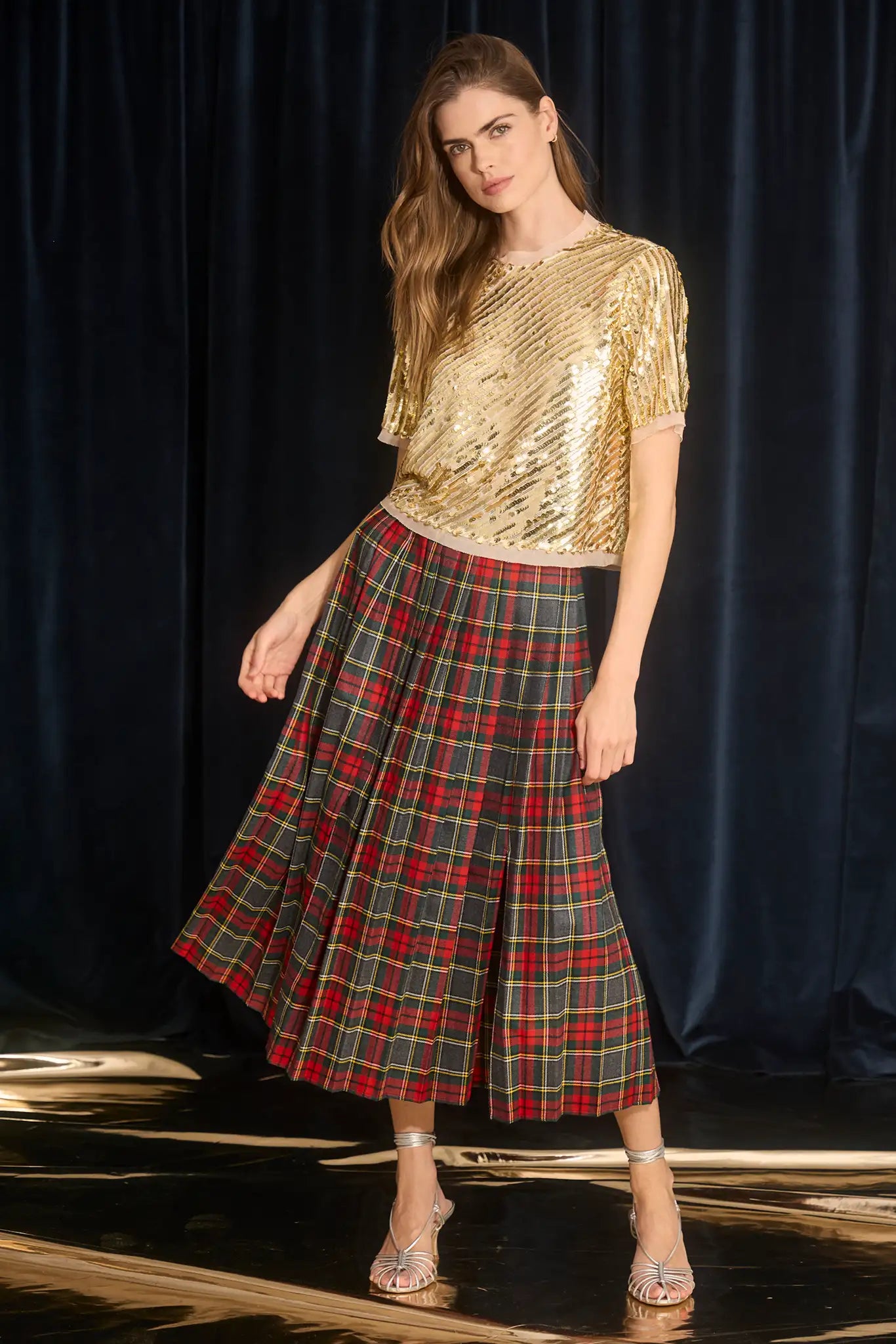 The Dominic Skirt has a banded waist and a straight pleated silhouette finished with front slits. 
