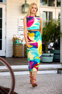 A cropped sleeveless top with a crew neckline and back zipper in our Stroke of Spring print.