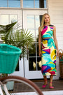 A midi pencil silhouette in our Stroke of Spring print. With a clean back vent and zipper closure.