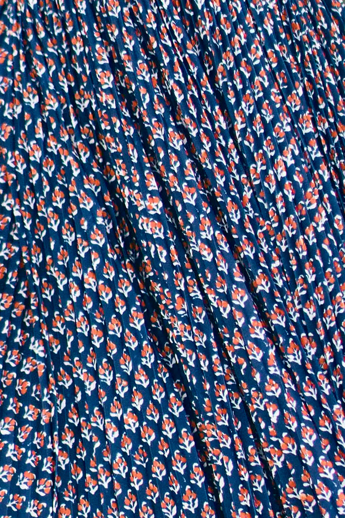 The Sabine Dress has a turtleneck top, a fitted bodice, a pleated skirt in a stretch jersey.