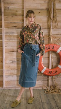 Denim midi skirt framed by patch pockets with crisp topstitching and a removable belt with a D-ring.